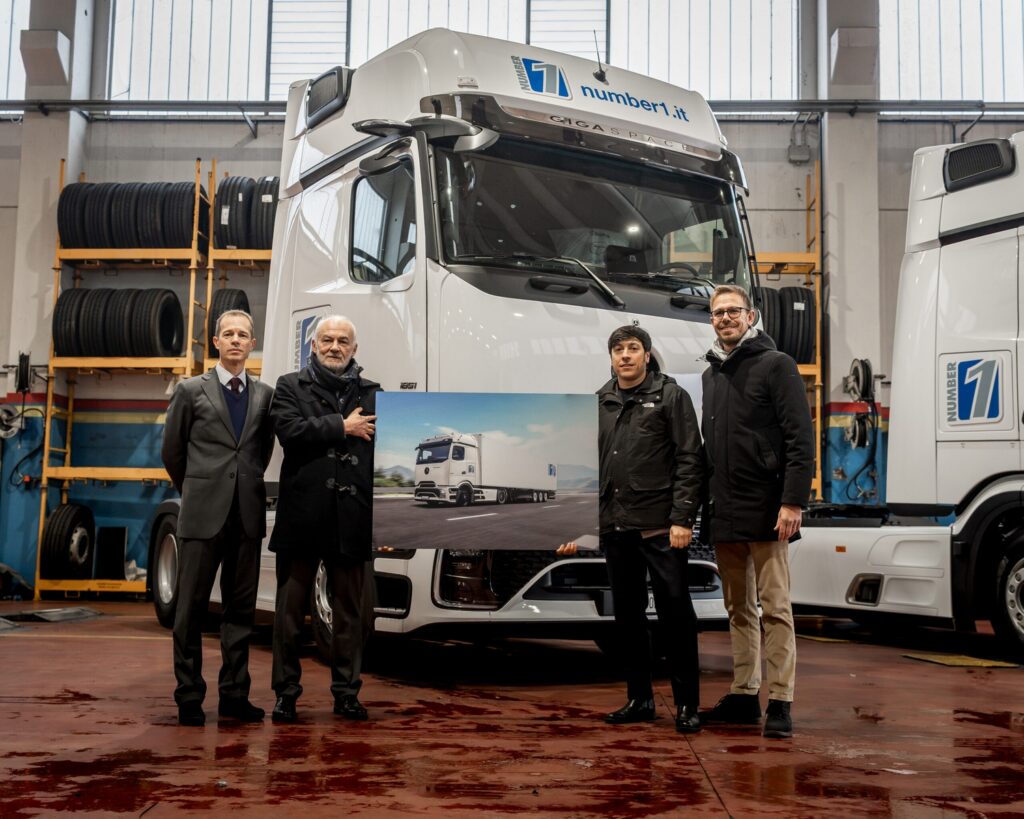 Daimler Truck Italia e Daimler Truck Retail Italia consegnano 10 nuovi Mercedes-Benz Actros L ProCabin a Number 1 Logistics Group