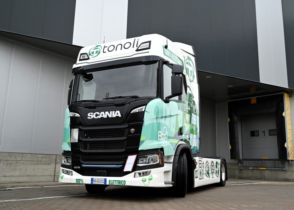 Tonoli accende il cambiamento insieme a Scania: al via una nuova logistica a zero emissioni locali con energia 100% da fonti rinnovabili