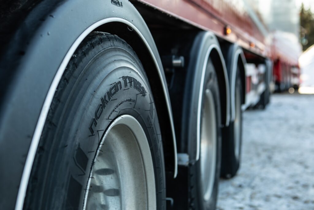 Nokian Tyres lancia Hakkapeliitta Truck D2: aderenza, resistenza all’usura e stabilità sulle strade invernali