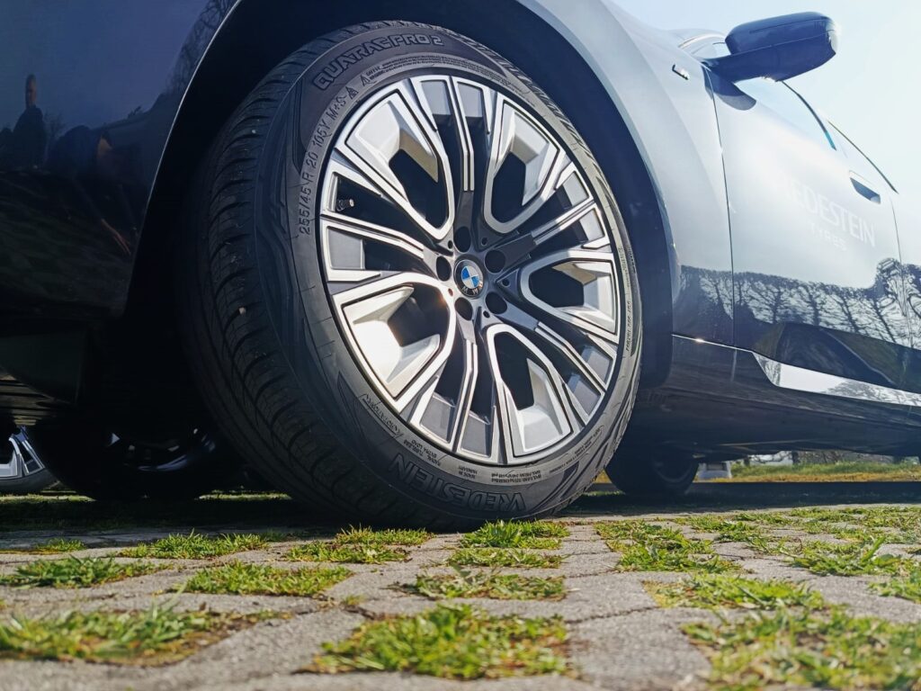 Vredestein Quatrac Pro 2: i segreti del nuovo All Season UHP con la gamma record fino a 24 pollici