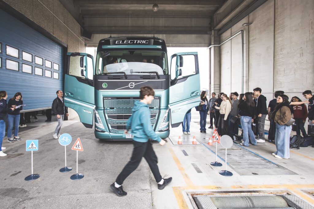 Sicurezza stradale: Volvo Trucks Italia insieme a Geopop presentano l’iniziativa See and Be Seen
