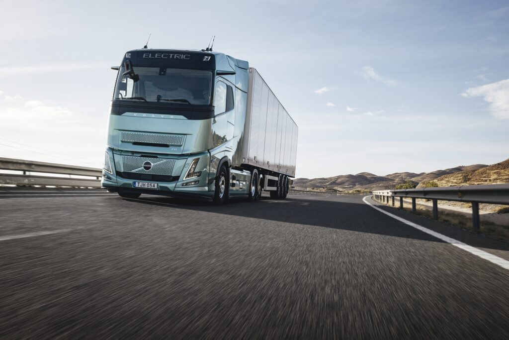 Volvo lancia nuovi camion elettrici con un’autonomia fino a 700 km