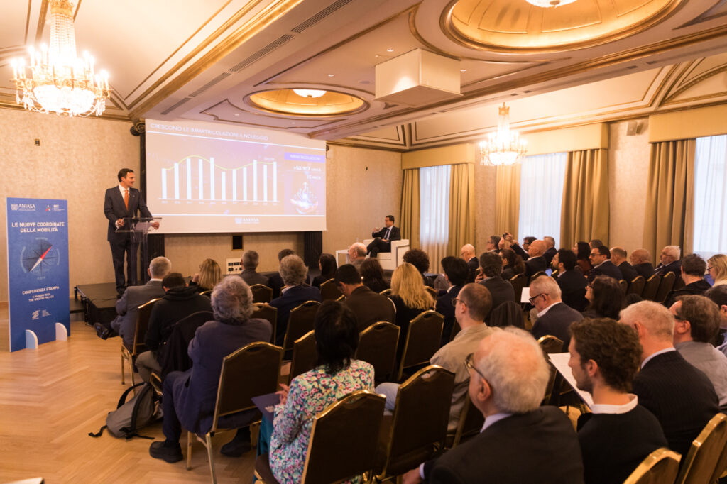 Mobilità a noleggio in espansione, sul futuro pesano fiscalità e obblighi europei sull’elettrificazione