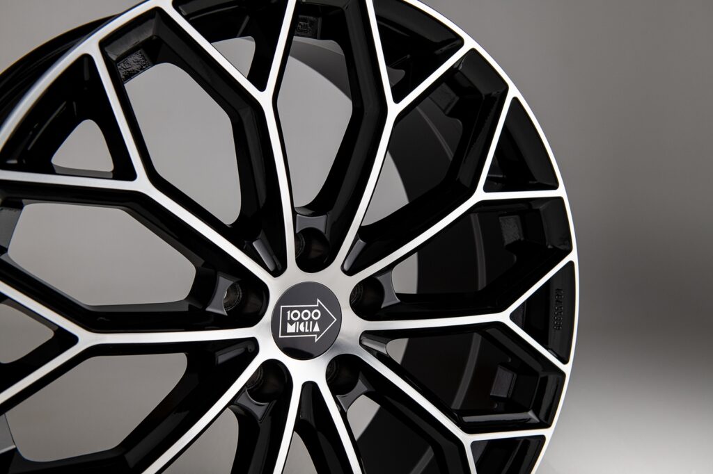 1000 Miglia MM1030: il design italiano che trasforma ogni auto in un’opera in movimento