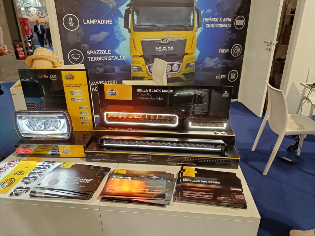Hella ha presentato a Transpotec le nuove gamme di lightbar DynaRay e Black Magic Tough Pro