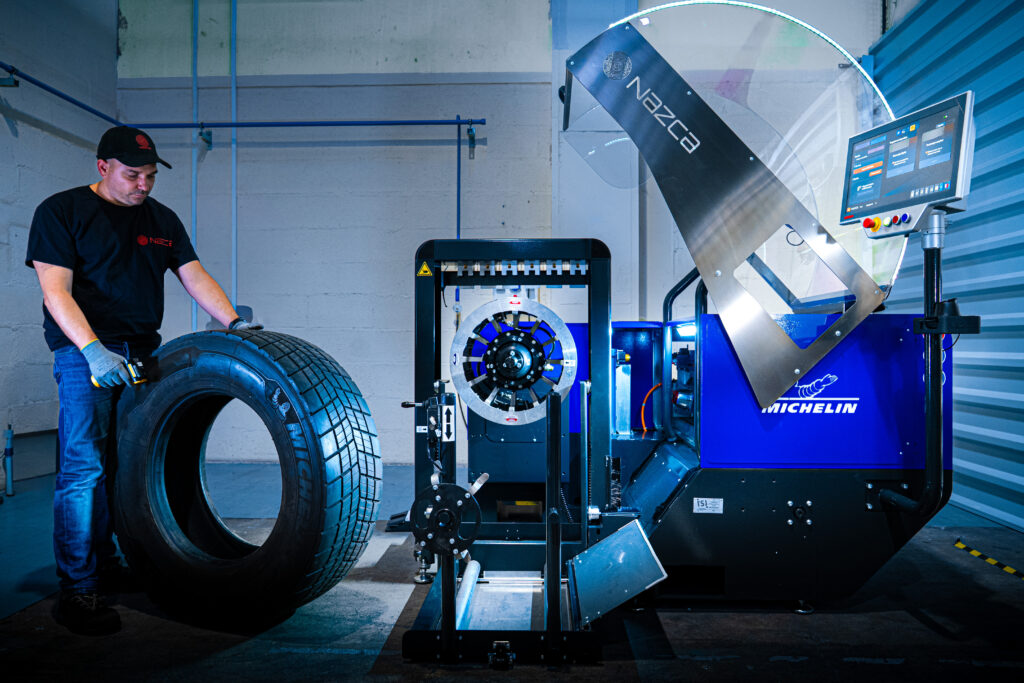 Michelin presenta NAZCA, la macchina per la riscolpitura automatizzata dei pneumatici TBR